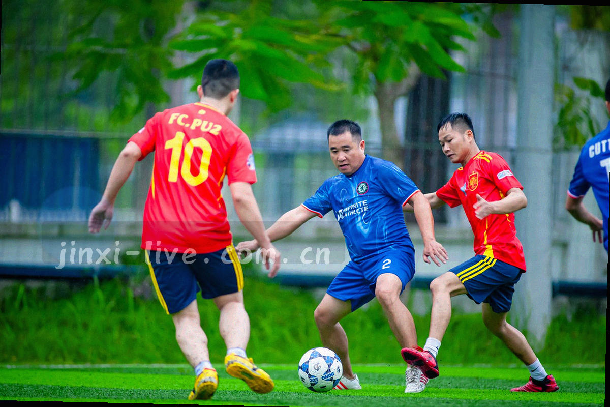 转会桌上的球衣、合同文件与数据平板特写，画面中没有可辨识的人物面孔